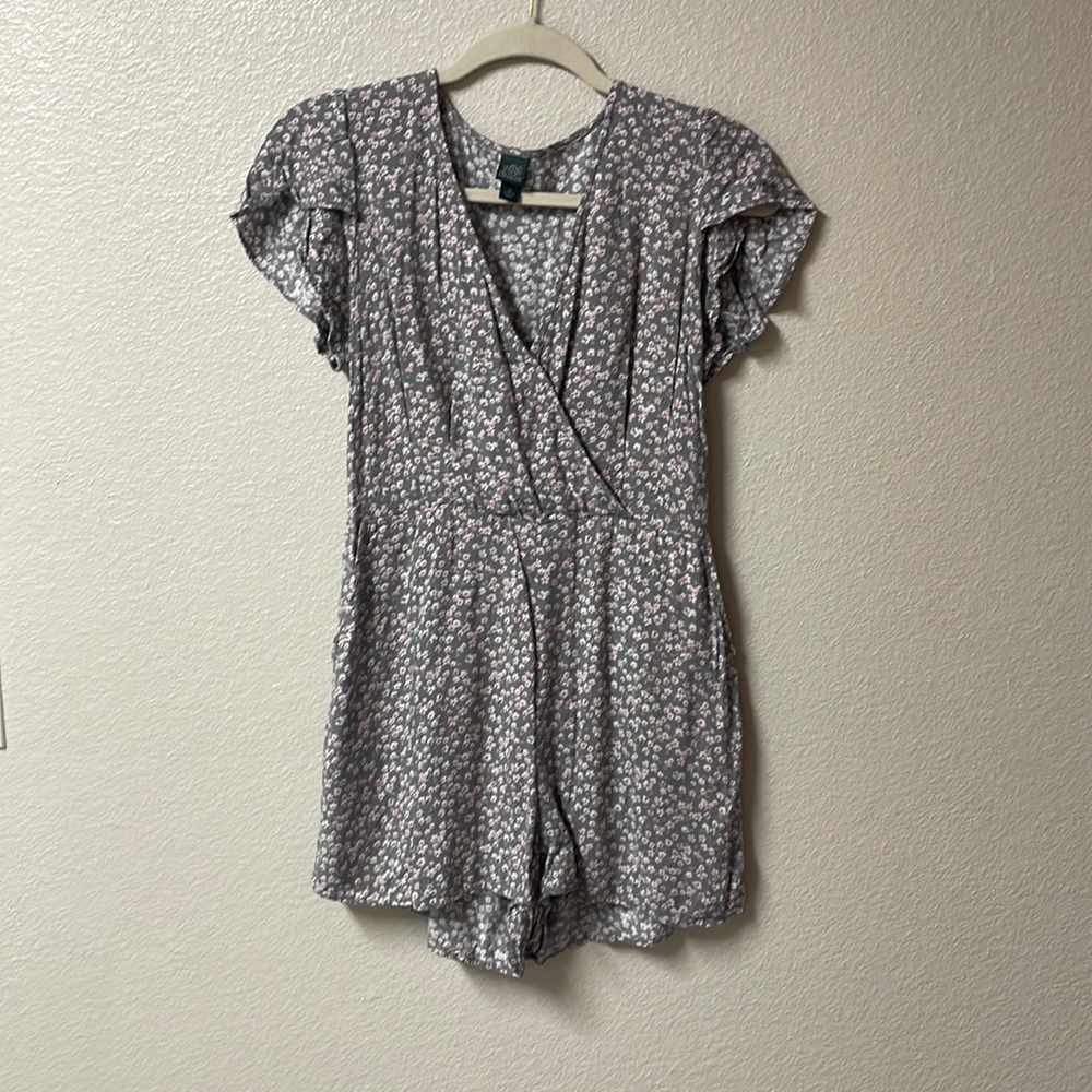 Cute flower print romper with pockets!